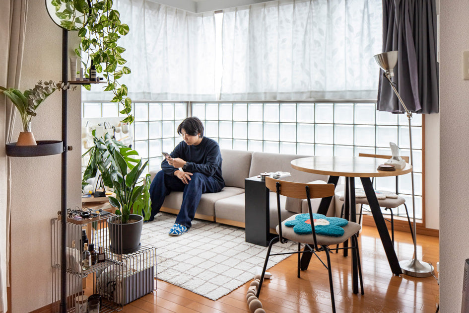 THE CAFE TABLE と植物で作る心地よい 1LDK リビングダイニング