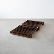 KOTAのシンプルで風格あるデザインのブラックブラウンカラーの木組みSUNOKOベッドシングル１