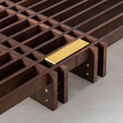 KOTAのシンプルで風格あるデザインのブラックブラウンカラーの木組みSUNOKOベッドシングル（組み立て工程）