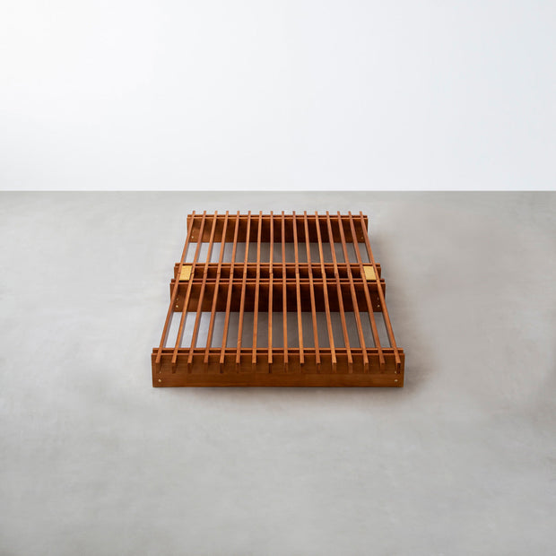 KOTAのシンプルで風格あるデザインのブラウンカラーの木組みSUNOKOベッドシングル２