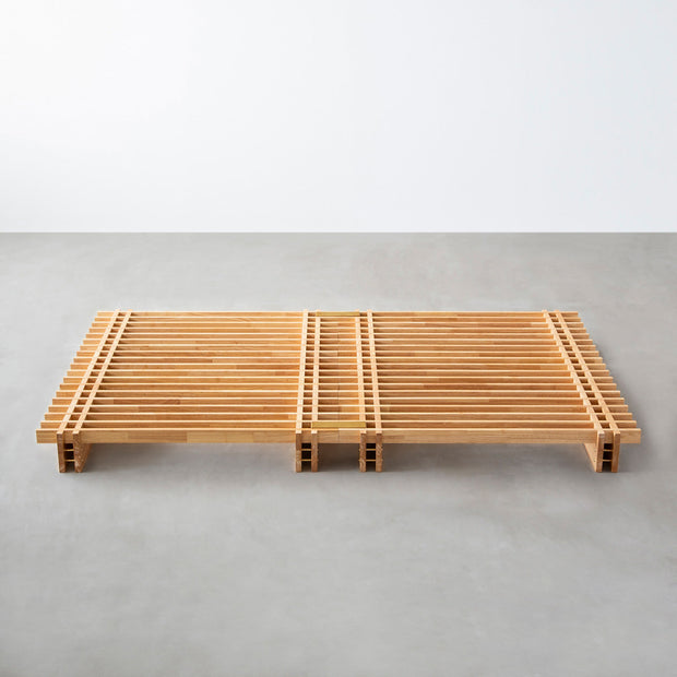 KOTAのシンプルで風格あるデザインのナチュラルカラーの木組みSUNOKOベッドセミダブル（横からのアングル）