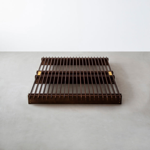 KOTAのシンプルで風格あるデザインのブラックブラウンカラーの木組みSUNOKOベッドダブル２
