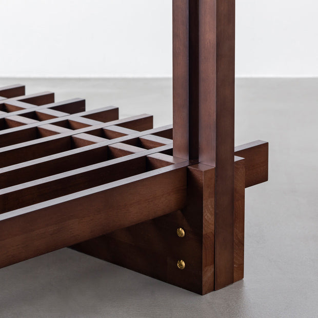 KOTAのSUNOKO BEDをカスタマイズするAdd-onシリーズのブラックブラウンカラーの木製ロングテーブル（ベッド組み付け部分）