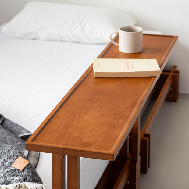 KOTAのSUNOKO BEDをカスタマイズするAdd-onシリーズのブラウンカラーの木製ロングテーブル（使用例２）