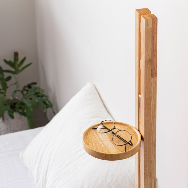 KOTAのSUNOKO BEDをカスタマイズするAdd-onシリーズのナチュラルカラーの木製ポール＋ミニ天板（使用例２）