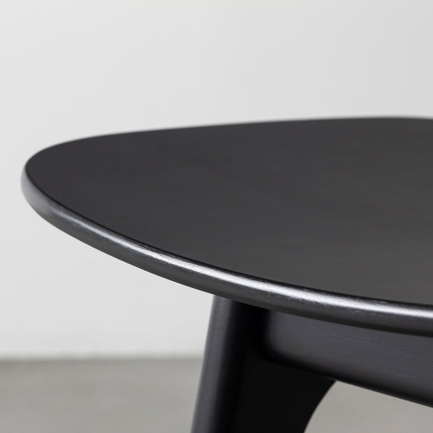 ブラックのブナ材でできたシンプルで洗練されたデザインのダイニングチェア（座面）