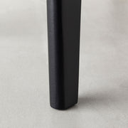 ブラックのブナ材でできたシンプルで洗練されたデザインのダイニングチェア（脚）