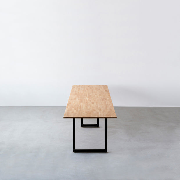 Kanademonoのラバーウッド ナチュラル天板とブラック脚を組み合わせたシンプルモダンな幅連結タイプの特大テーブル（側面）
