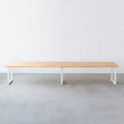 Kanademonoのラバーウッド ナチュラル天板とホワイト脚を組み合わせたシンプルモダンな幅連結タイプの特大テーブル（正面）