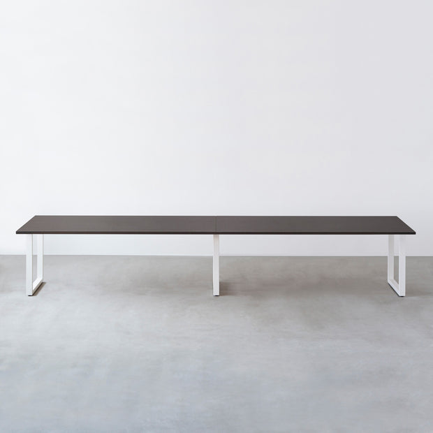 Kanademonoのラバーウッド ブラックブラウン天板とホワイト脚を組み合わせたシンプルモダンな幅連結タイプの特大テーブル（正面）