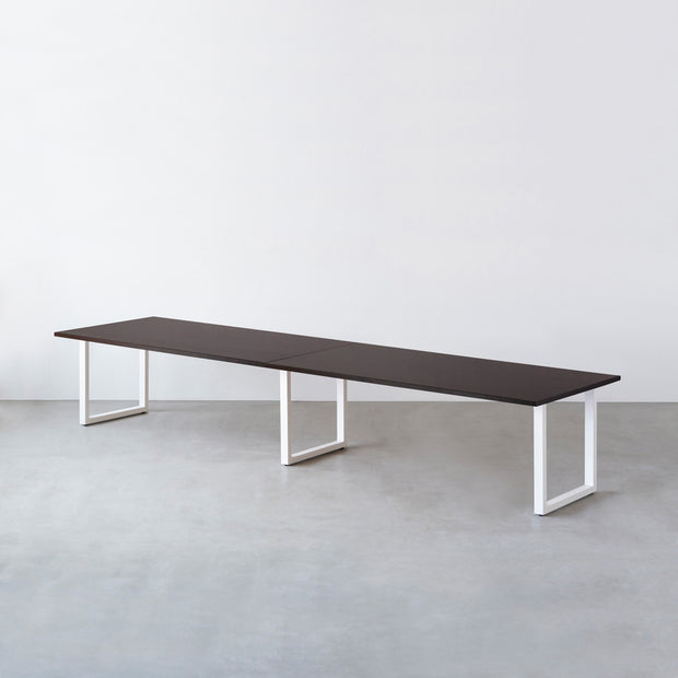 Kanademonoのラバーウッド ブラックブラウン天板とホワイト脚を組み合わせたシンプルモダンな幅連結タイプの特大テーブル