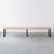 Kanademonoのラバーウッド アッシュグレー天板とブラック脚を組み合わせたシンプルモダンな幅連結タイプの特大テーブル（正面）