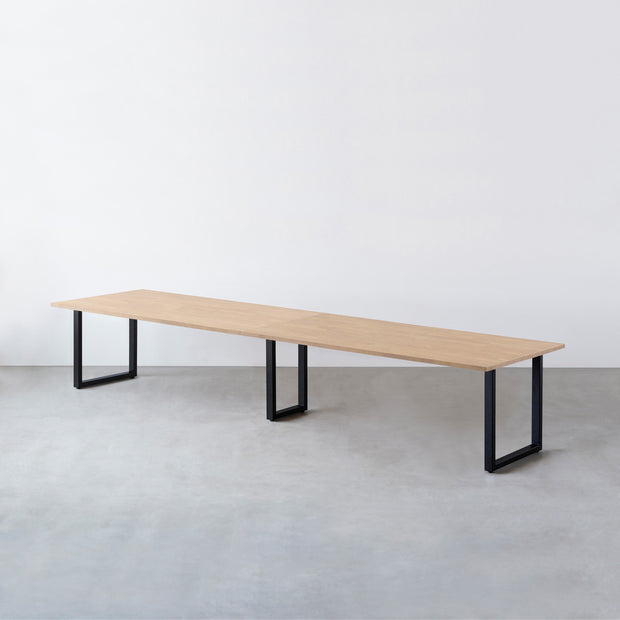 Kanademonoのラバーウッド アッシュグレー天板とブラック脚を組み合わせたシンプルモダンな幅連結タイプの特大テーブル