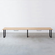 Kanademonoのラバーウッド アッシュグレー天板とブラック脚を組み合わせたシンプルモダンな幅連結タイプの特大テーブル（配線トレー付き）正面