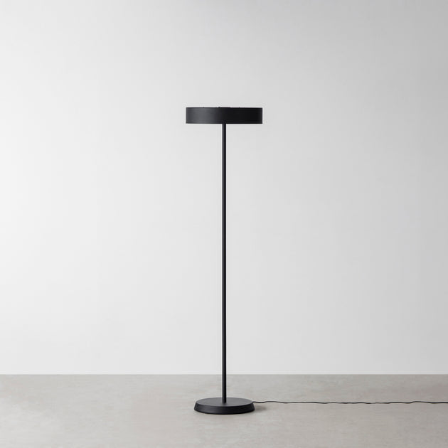 多機能なスチール製 フロアライト– KANADEMONO