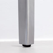 KANADEMONOの配線孔BROCK&TRAY付きのラバーウッド材アッシュグレー天板とフラットピン型ステンレス脚を組み合わせたテーブル（アジャスター部分）