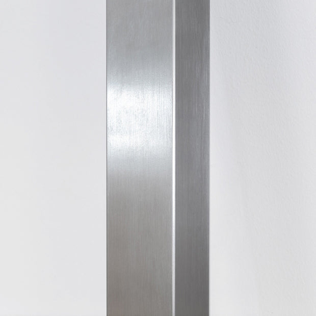 KANADEMONOの配線孔BROCK&TRAY付きのラバーウッド材アッシュグレー天板とスクエアバー型ステンレス脚を組み合わせたテーブル（脚）