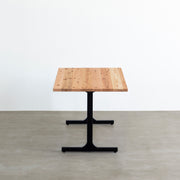 かなでものの杉無垢材とマットブラックのI型の鉄脚を使用したシンプルモダンなデザインのテーブル（横からのアングル）