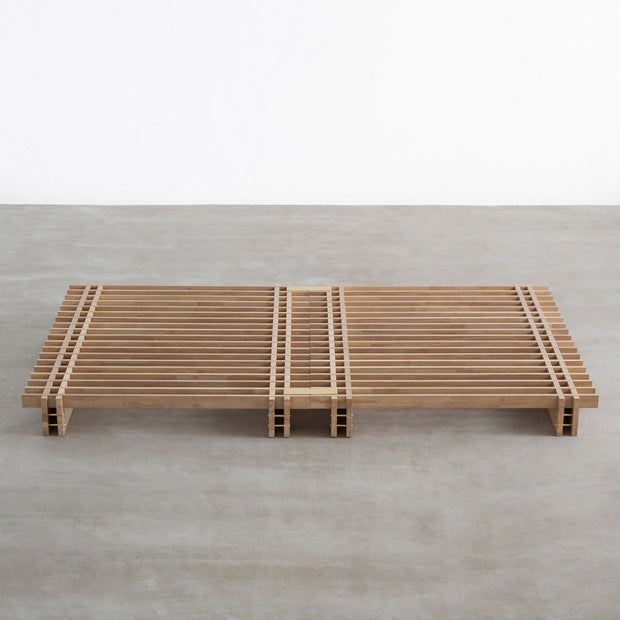 KOTAのシンプルで風格あるデザインのアッシュグレーカラーの木組みSUNOKOベッドセミダブル（横からのアングル）