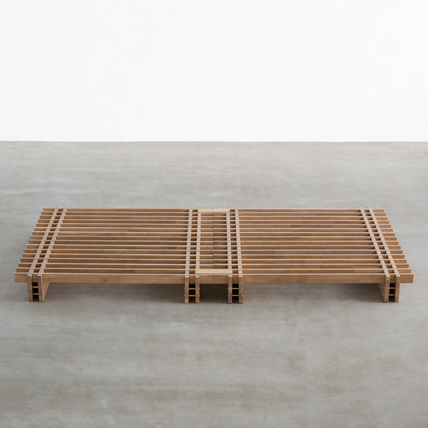 KOTAのシンプルで風格あるデザインのアッシュグレーカラーの木組みSUNOKOベッドシングル（横からのアングル）