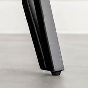 Kanademonoのラバーウッド材Naturalスクエア天板とブラックのトライアングル4pinアイアン脚を組み合わせた、直径80-100cmの猫穴付きカフェテーブル（アジャスター部分）