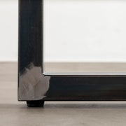 KANADEMONOの配線孔BROCK&TRAY付きのラバーウッド材アッシュグレー天板とマットクリア塗装仕上げのブラックのスクエア鉄脚を組み合わせたテーブル（アジャスター部分）