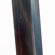 KANADEMONOの配線孔BROCK&TRAY付きのラバーウッド材ブラウン天板とマットクリア塗装仕上げのブラックのトラぺゾイド鉄脚を組み合わせたテーブル（アイアンチューブ）