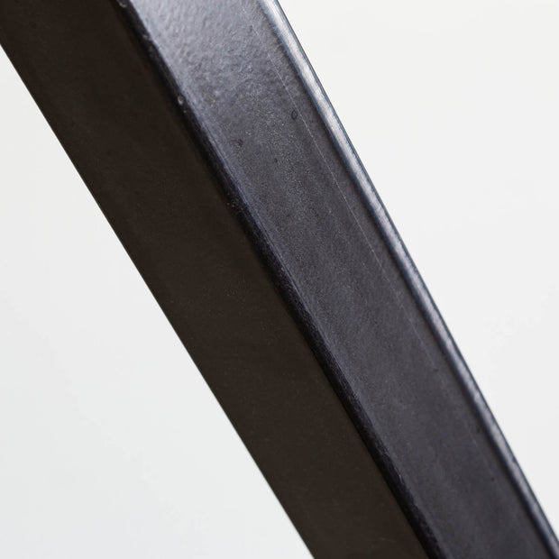 KANADEMONOの配線孔BROCK&TRAY付きのラバーウッド材ブラウン天板とマットクリア塗装仕上げのブラックのＸライン鉄脚を組み合わせたテーブル（アイアンチューブ）