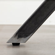 KANADEMONOの配線孔BROCK&TRAY付きのラバーウッド材ブラウン天板とマットクリア塗装仕上げのブラックのＸライン鉄脚を組み合わせたテーブル（アジャスター部分）