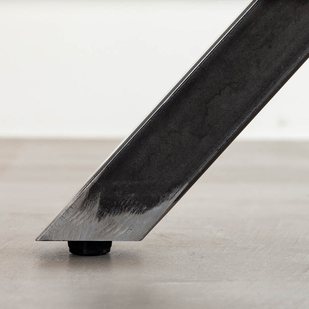 KANADEMONOの配線孔BROCK&TRAY付きのラバーウッド材ブラウン天板とマットクリア塗装仕上げのブラックのＸライン鉄脚を組み合わせたテーブル（アジャスター部分）