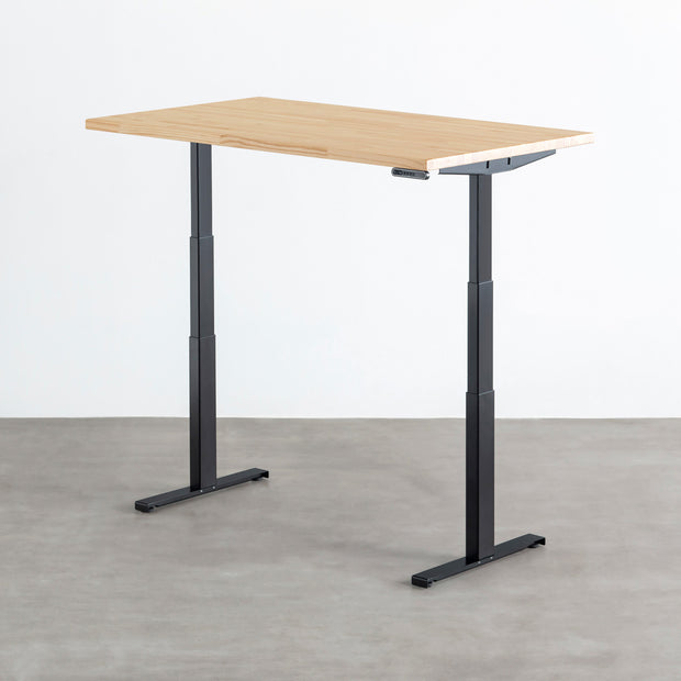 ナチュラルな風合いのパイン天板と、ブラックの電動昇降脚を組み合わせた、デザイン性も機能性もスマートなテーブル（最大高）