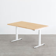 ナチュラルな風合いのパイン天板と、ホワイトの電動昇降脚を組み合わせた、デザイン性も機能性もスマートなテーブル