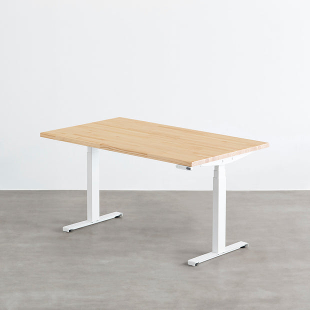 ナチュラルな風合いのパイン天板と、ホワイトの電動昇降脚を組み合わせた、デザイン性も機能性もスマートなテーブル