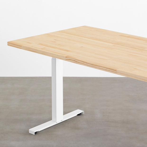 ナチュラルな風合いのパイン天板と、ホワイトの電動昇降脚を組み合わせた、デザイン性も機能性もスマートなテーブル（天板と脚）