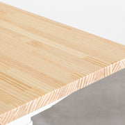 ナチュラルな風合いのパイン天板と、ホワイトの電動昇降脚を組み合わせた、デザイン性も機能性もスマートなテーブル（天板）