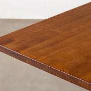 KANADEMONOのラバーウッド材チークブラウンの天板を使用したテーブル（天板角）