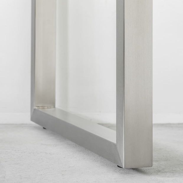 KANADEMONOの配線孔BROCK&TRAY付きのラバーウッド材アッシュグレー天板とスクエア型ステンレス脚を組み合わせたテーブル（脚）