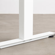 ナチュラルな風合いのパイン天板と、ホワイトの電動昇降脚を組み合わせた、デザイン性も機能性もスマートなテーブル（脚）