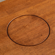 Kanademonoのラバーウッドチークブラウン天板とブラックのアイアン脚で製作した、猫穴付きのローテーブル（猫穴クローズ時）