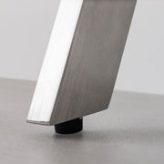 Kanademonoの無垢 ウォルナット天板にステンレスの4pinアイアン脚を組み合わせたローテーブル（アジャスター部分）
