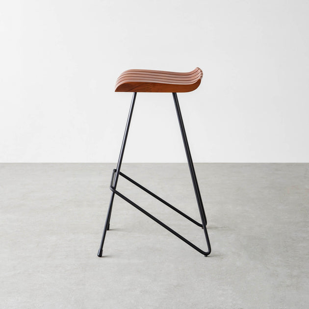 曲面が美しい チーク無垢材 ハイスツール – KANADEMONO