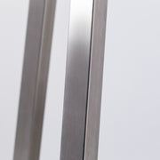 KANADEMONOのラバーウッド ナチュラルRound座面とステンレスのSlant Bar脚を合わせたシンプルモダンなスツール（脚側部）