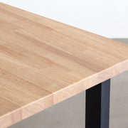 KANADEMONOの配線孔BROCK&TRAY付きのラバーウッド材アッシュグレー天板とマットクリア塗装仕上げのブラックのスクエア鉄脚を組み合わせたテーブル（天板）