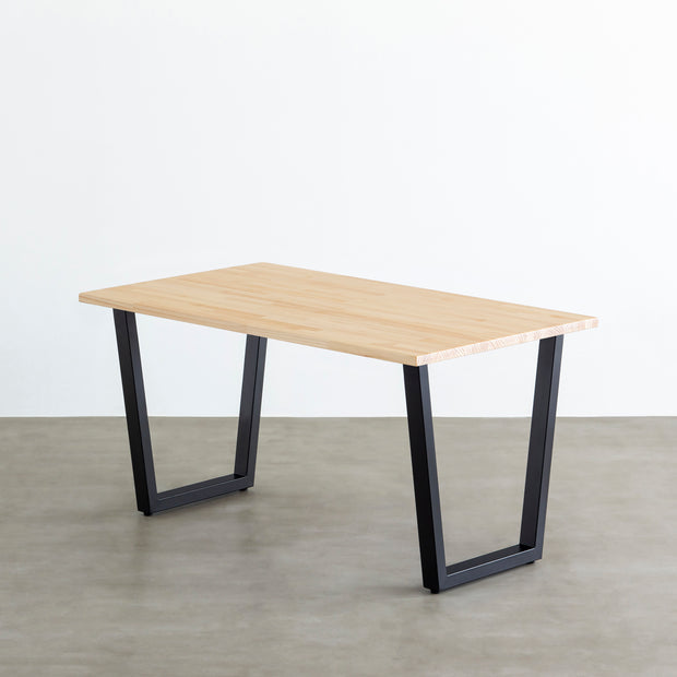 KANADEMONOのパイン材とマットブラックのトラぺゾイド型の鉄脚を組み合わせたシンプルモダンなテーブル