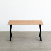 かなでものの杉無垢材とマットブラックのX型の鉄脚を使用したシンプルモダンなデザインのテーブル（正面）