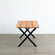 かなでものの杉無垢材とマットブラックのX型の鉄脚を使用したシンプルモダンなデザインのテーブル（横からのアングル）