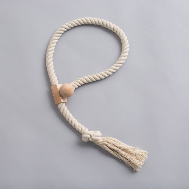 かなでもののざっくりと編んだロープと木の留め具がアンニュイな雰囲気を醸し出すナチュラルなアイボリー色の素敵なマグネットタッセル(タッセル単体)