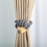 かなでもののしっかり丁寧に編みこんだロープと木の留め具が上品な雰囲気を醸し出した気品ある落ち着いたグレーのマグネットタッセル(束ねた状態)