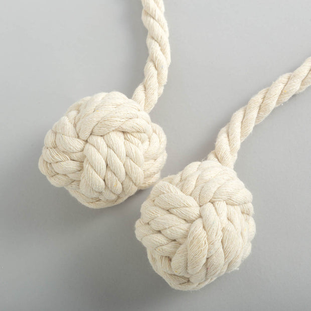 かなでものの素材感のある編みタッセルを使った毛糸玉のようなざっくりと編んだボールが愛らしいチュラルな雰囲気のお部屋にぴったりなカーテンタッセル(毛糸玉)・クローズアップ