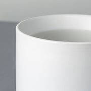 かなでもののセラミックを使用したシンプルな温かみのあるホワイトの鉢の縁